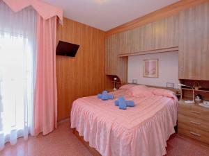 塞古德卡拉斐Apartment Edificio Garcomar I by Interhome的一间卧室配有一张大床和蓝色椅子