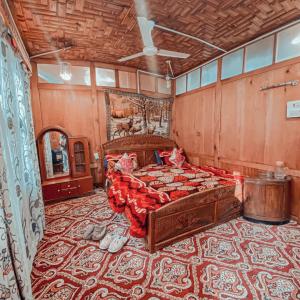 斯利那加Lake Palace Group Of House Boats的一间位于地毯的房间内的卧室,配有一张大床