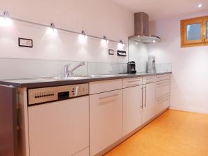 米施泰尔Holiday Home Ferienhaus Döss by Interhome的厨房配有白色橱柜和水槽