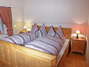 米施泰尔Holiday Home Ferienhaus Döss by Interhome的床上铺有蓝色和白色条纹枕头的床
