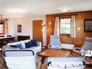 南达恩福度假屋的客厅配有沙发、椅子和桌子