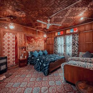 斯利那加Lake Palace Group Of House Boats的一间卧室设有两张床和天花板