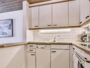 格林德尔瓦尔德Apartment Chalet Abendrot-29 by Interhome的厨房配有白色橱柜和水槽