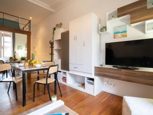 比亚里茨Apartment Carlton-1 by Interhome的客厅配有餐桌和电视