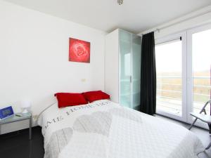 布列登Apartment Residentie Zeeparel by Interhome的卧室配有白色的床和窗户。