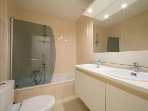 布列登Apartment Residentie Havenhuys-1 by Interhome的浴室配有2个盥洗盆、卫生间和浴缸。