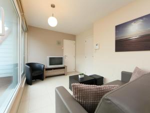 布列登Apartment Residentie Havenhuys-1 by Interhome的带沙发和电视的客厅