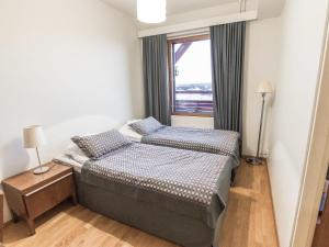 于莱Holiday Home Ylläs chalets a202 by Interhome的小型客房 - 带2张床和窗户