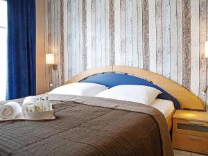 诺德代希Apartment Witthuus-Norderney by Interhome的一间卧室配有一张蓝色床头板的床