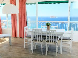贝尼多姆Apartment Torre Principado by Interhome的白色的桌椅,享有海景