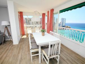 贝尼多姆Apartment Torre Principado by Interhome的海景白色用餐室