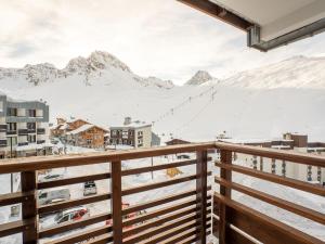 蒂涅Apartment Le Curling B - Val Claret-30 by Interhome的从带雪覆盖山脉的度假村阳台上可欣赏到风景。