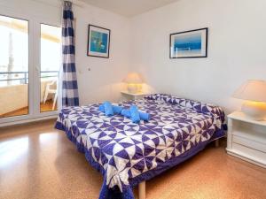 兰卡Apartment Maritim II by Interhome的一间卧室配有一张蓝色泰迪熊床