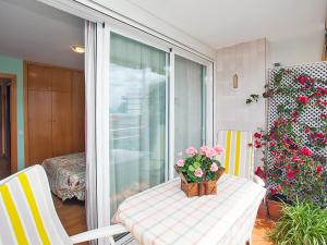 圣安德烈斯-德利亚瓦内拉斯Apartment Mariola by Interhome的阳台上的花瓶桌子