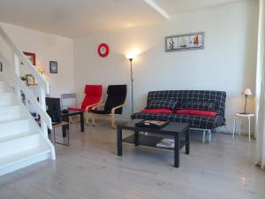 多维尔Apartment Les Marinas-7 by Interhome的客厅配有沙发、椅子和桌子