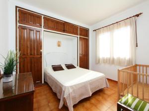 莱斯卡拉Holiday Home La Masia by Interhome的卧室配有白色的床和窗户。