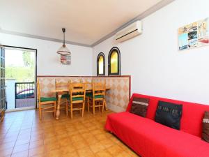 莱斯卡拉Holiday Home La Masia by Interhome的客厅配有红色的沙发和桌子