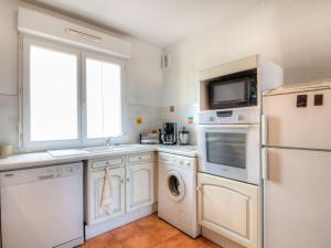卡布勒通Apartment les Terrasses du Cap by Interhome的厨房配有洗衣机和烘干机以及窗户。