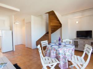 卡布勒通Apartment les Terrasses du Cap by Interhome的一间带桌椅和楼梯的用餐室