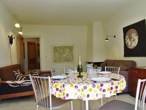 夏蒙尼-勃朗峰Apartment Le Brévent-22 by Interhome的餐桌,配有波尔卡圆桌布