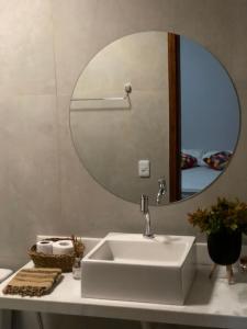 巴拉格兰德Recanto da Barra Chalé的一间带水槽和大镜子的浴室