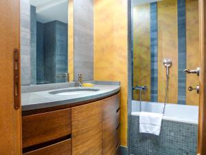 圣莫里茨Apartment Chesa Sonnalpine B 52 by Interhome的一间带水槽和淋浴的浴室