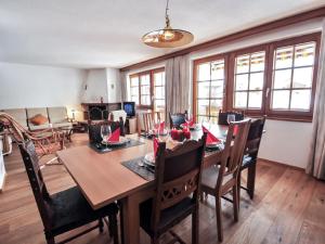 采尔马特Apartment Bergere-1 by Interhome的一间带木桌和椅子的用餐室