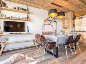 蒂涅Apartment Super Tignes-1 by Interhome的一间带桌椅和电视的用餐室