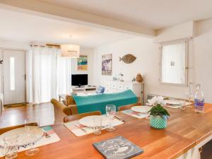 卡布勒通Apartment Cantegrit by Interhome的一间带桌子的用餐室和一间客厅