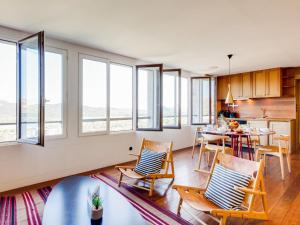 维琪奥港Apartment La Porte Génoise by Interhome的客厅配有桌椅和窗户。