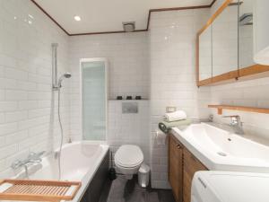 米斯堡Apartment Blutsyde Promenade-29 by Interhome的带浴缸、卫生间和盥洗盆的浴室