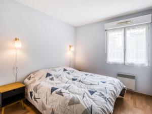 卡布勒通Apartment Tassigny by Interhome的白色的卧室设有床和窗户