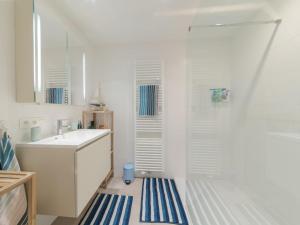 布列登Apartment Residentie sunset by Interhome的白色的浴室设有水槽和淋浴。