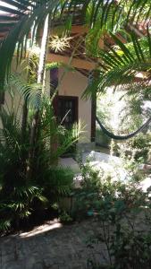 玛丽亚法里尼亚Okakoaras Hotel的前面有棕榈树的房子