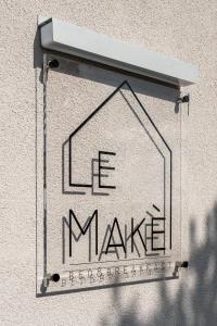 比森齐奥营Le Makè bed & breakfast的建筑侧面的一个标志,上面写着生活管理