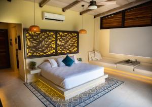 伯里塔卡Hotel La Finca Buritaca by DOT Premium的一间卧室配有一张床,卧室配有长凳