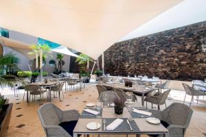 墨西哥城挪威特酒店的一间带桌椅的餐厅以及砖墙