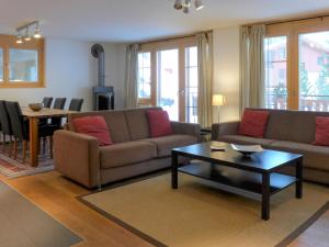 采尔马特Apartment Shangri La by Interhome的带沙发和咖啡桌的客厅