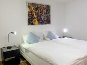 采尔马特Apartment Shangri La by Interhome的一间卧室设有两张床,墙上挂着一幅画