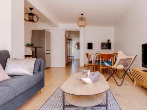 阿卡雄Apartment Calliope by Interhome的客厅配有沙发和桌子