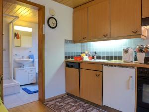 迈林根Apartment Erika by Interhome的一个带木制橱柜和水槽的厨房
