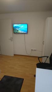 沃尔夫斯堡Ferienwohnung Ehmen的墙上配有平面电视的房间