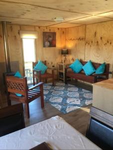巴拉斯港OmShanti的带沙发和蓝色枕头的客厅