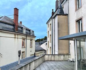 卢森堡Auberge de la Pétrusse的从大楼的阳台上可欣赏到风景