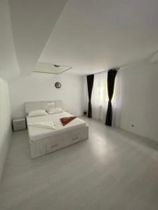 皮特什蒂Ramhouse的白色的客房设有床和窗户。
