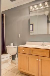 德斯坦4 A, Three Bedroom Townhome的一间带卫生间、水槽和镜子的浴室
