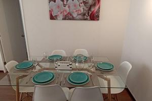 维纳德马Departamento Nuevo en Condominio Viña del Mar的餐桌,配有绿板和椅子