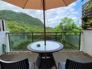 包棟礁溪景觀Villa 溫泉石缸泡腳池中島餐廳的阳台或露台