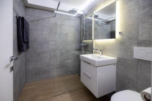 阿斯科纳Casa Alice Ascona, appartamento di vacanza.的浴室设有白色水槽和镜子