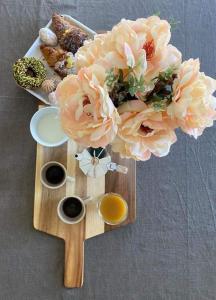 滨海波利尼亚诺B&B VOLARE的一张带一束鲜花和酱汁的木桌